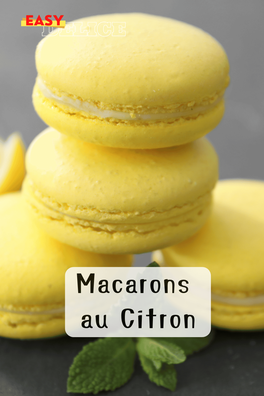 Macarons au citron jaunes et élégants, garnis d’une crème acidulée, prêts à être dégustés.