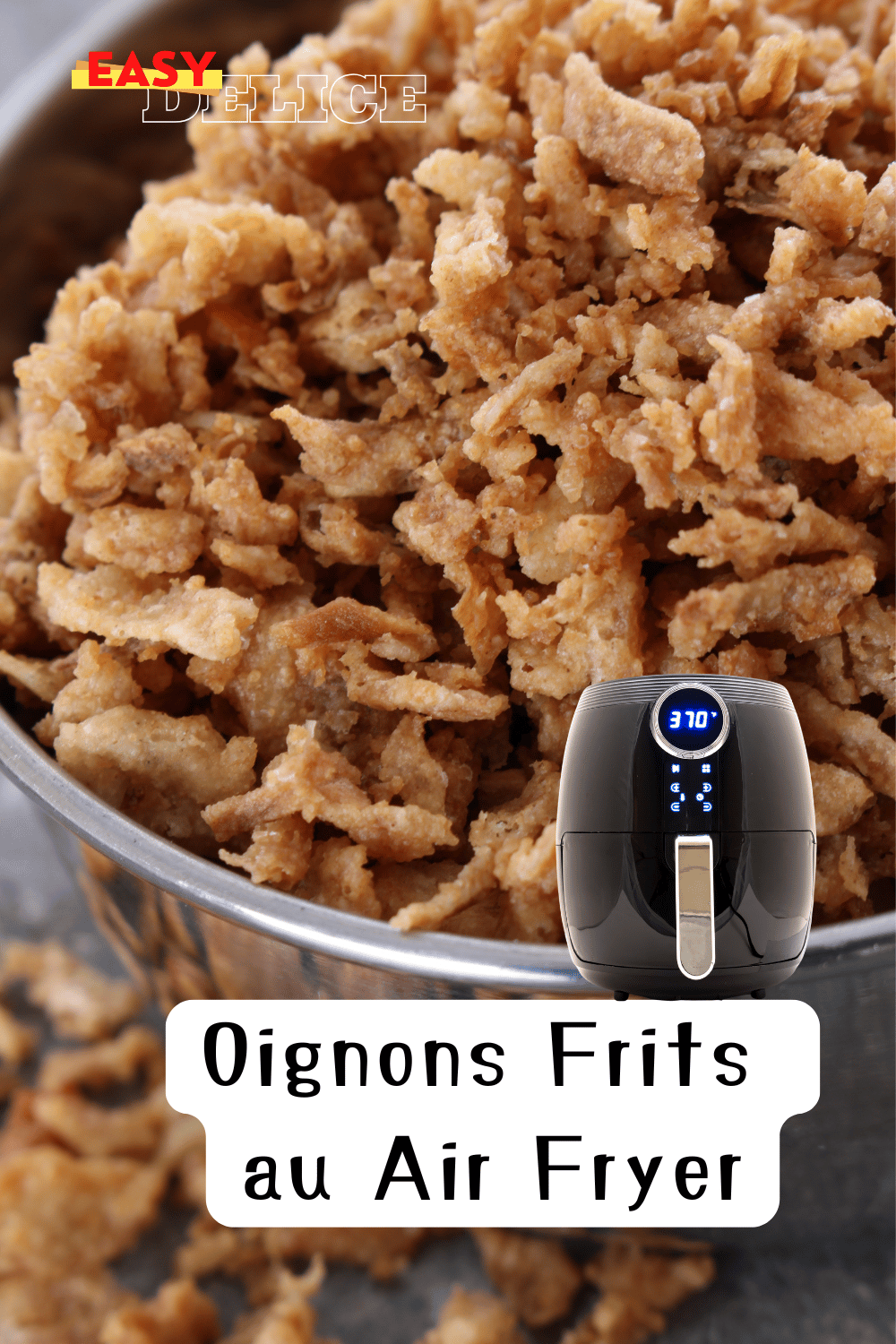 Oignons frits dorés et croustillants, servis dans un bol, prêts à être dégustés.

