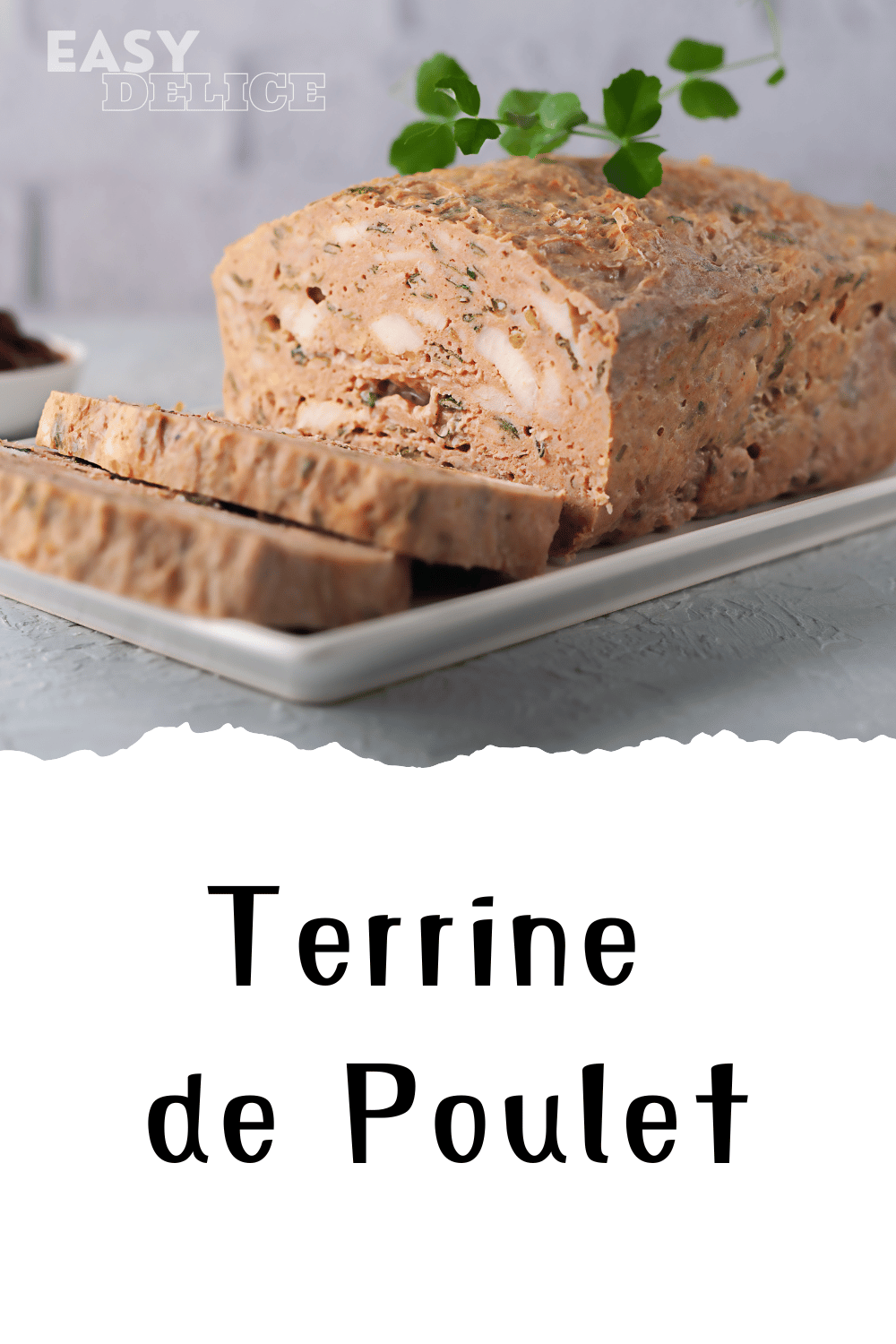 Terrine de poulet tranchée, garnie de légumes colorés et servie avec une salade verte.