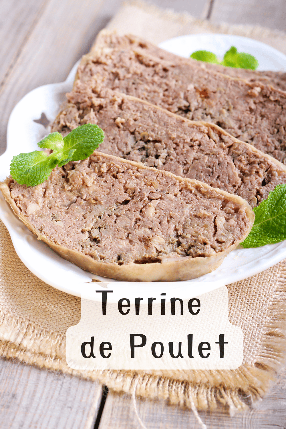 Terrine de poulet tranchée, garnie de légumes colorés et servie avec une salade verte.