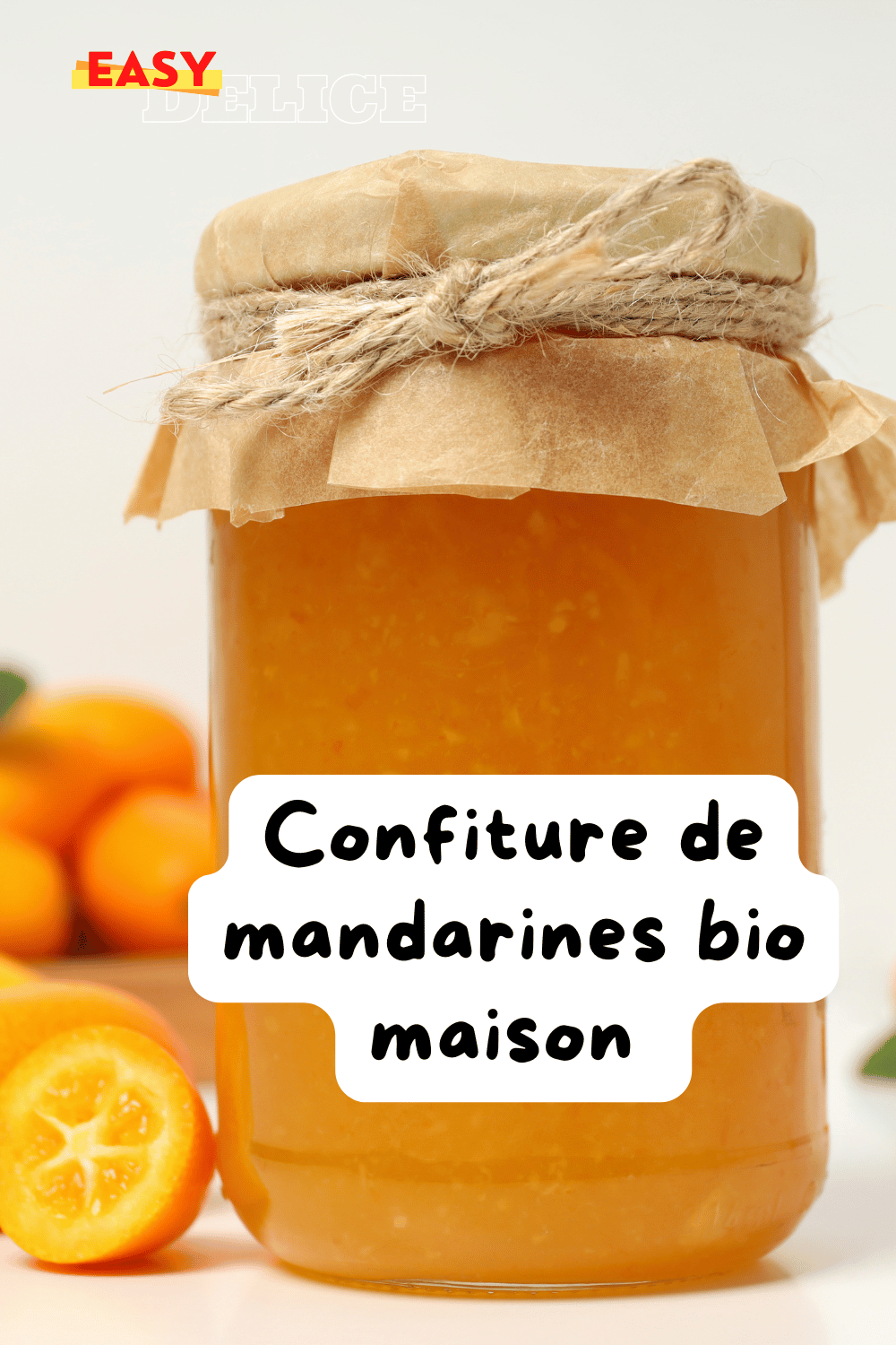 Pot de confiture de mandarines maison avec des tranches de mandarines fraîches et zestes.