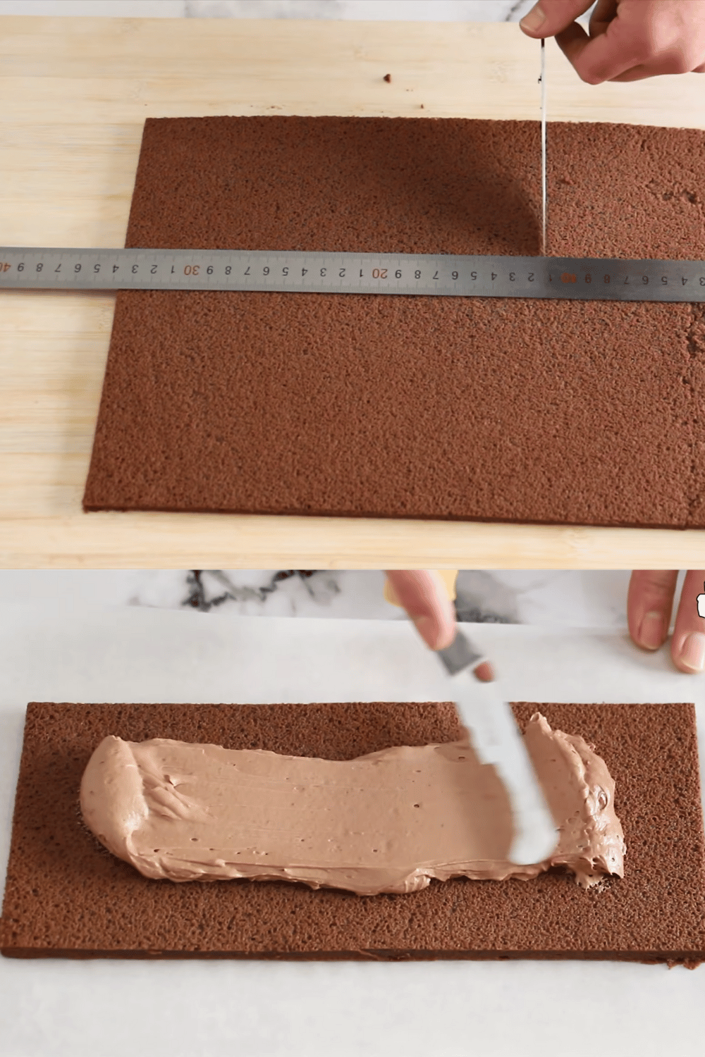 Entremets individuels au chocolat et café, joliment décorés avec des copeaux de chocolat, servis sur une assiette.