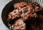 Brownie au chocolat cuit au Air Fryer, découpé en carrés et servi avec une boule de glace.