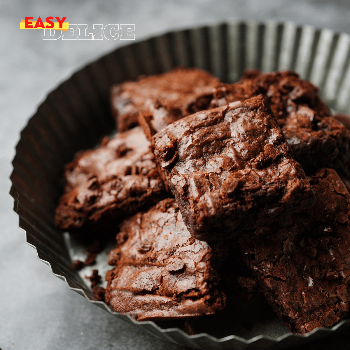 Brownie au chocolat cuit au Air Fryer, découpé en carrés et servi avec une boule de glace.