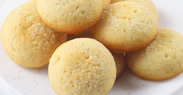 Biscuits à la semoule fine dorés et croustillants dans une assiette