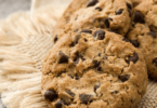 Biscuits à l’avoine et pépites de chocolat dorés, empilés dans une assiette