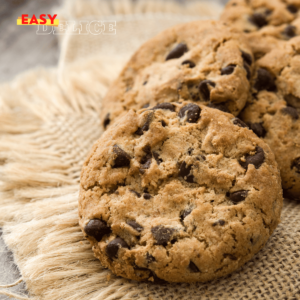 Biscuits à l’avoine et pépites de chocolat dorés, empilés dans une assiette