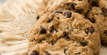 Biscuits à l’avoine et pépites de chocolat dorés, empilés dans une assiette