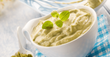 Mousse au thé matcha et ricotta joliment dressée dans des verrines avec une décoration de matcha saupoudré