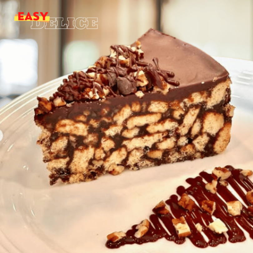 Un gâteau aux biscuits au chocolat sans cuisson, garni de copeaux de chocolat, présenté sur un plateau élégant.