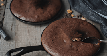 Gâteau au chocolat moelleux cuit à la poêle avec une texture fondante.