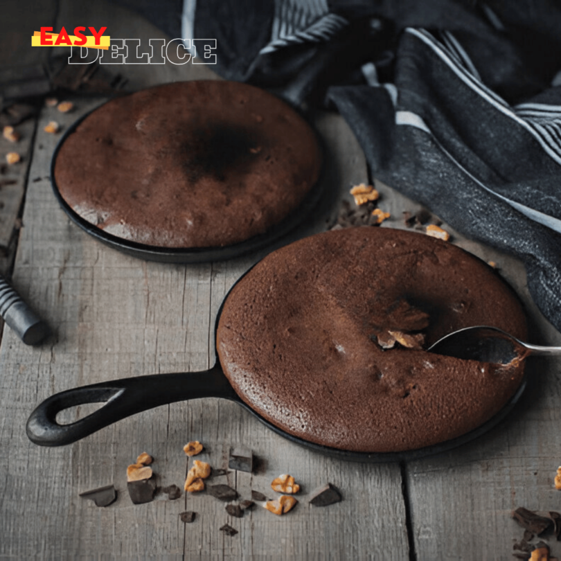 Gâteau au chocolat moelleux cuit à la poêle avec une texture fondante.