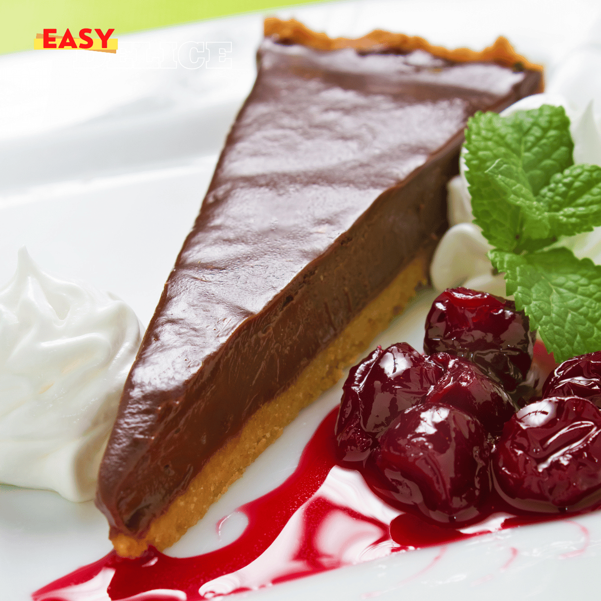 Tarte au chocolat à l'ancienne servie avec une garniture onctueuse et une pâte dorée croustillante.