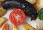 Boudin noir cuit à l’Air Fryer, servi avec une purée et des pommes caramélisées.