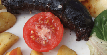 Boudin noir cuit à l’Air Fryer, servi avec une purée et des pommes caramélisées.