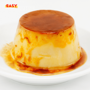 Flan coco doré et fondant, servi dans une assiette avec une garniture de noix de coco râpée.