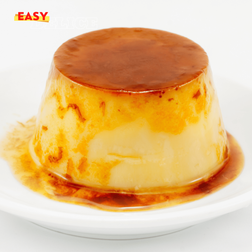 Flan coco doré et fondant, servi dans une assiette avec une garniture de noix de coco râpée.