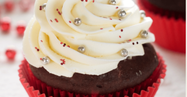 Cupcakes au chocolat moelleux, décorés avec un glaçage au chocolat blanc et des éclats de chocolat.