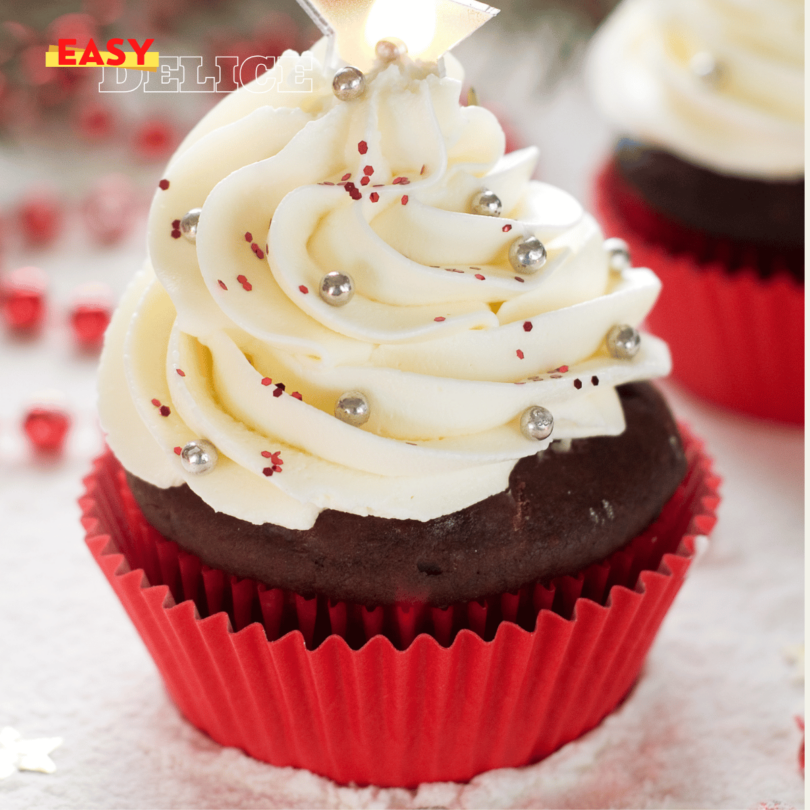 Cupcakes au chocolat moelleux, décorés avec un glaçage au chocolat blanc et des éclats de chocolat.