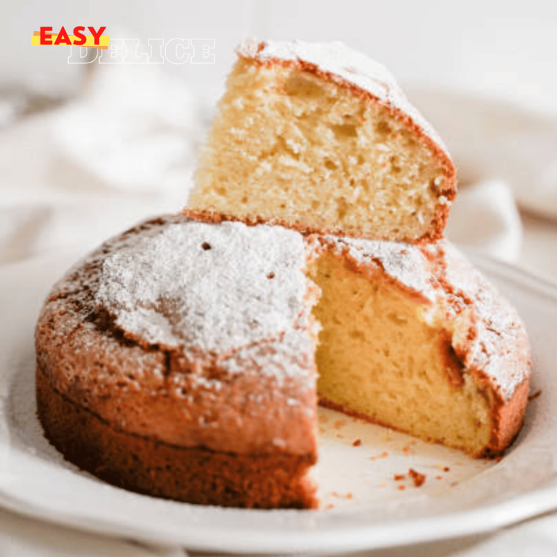 Gâteau doré et moelleux sans beurre ni huile, tranché sur une assiette ensoleillée.