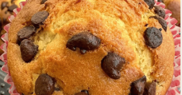 Muffins aux pépites de chocolat moelleux et dorés prêts à déguster.