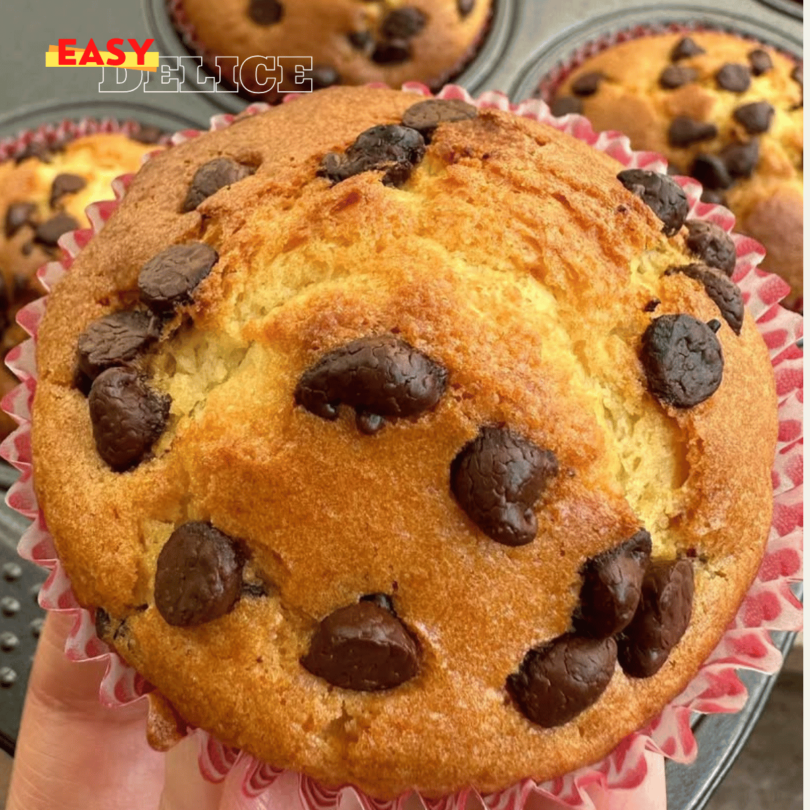 Muffins aux pépites de chocolat moelleux et dorés prêts à déguster.