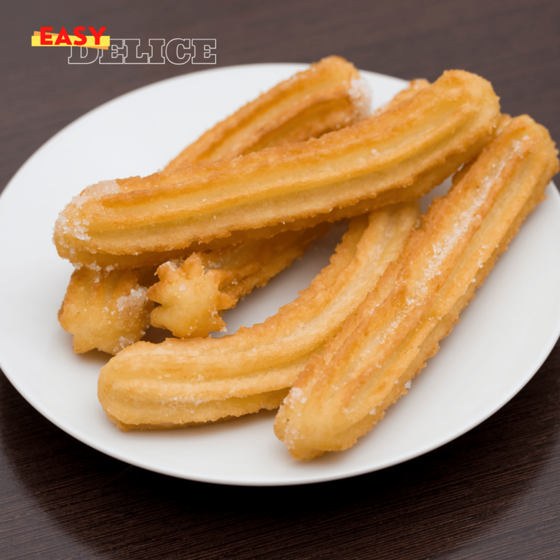 Churros faits maison avec une sauce chocolat dans un bol à côté, joliment présentés.