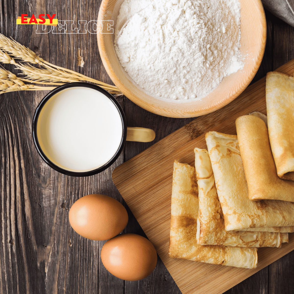 Une pile de crêpes dorées et moelleuses, garnies de sucre glace et de fruits frais.