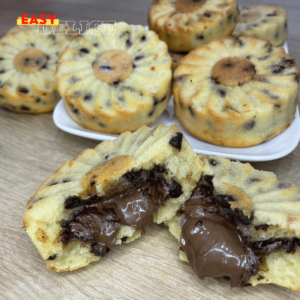 Mandises dorées et moelleuses, coupées pour dévoiler un cœur au chocolat fondant.