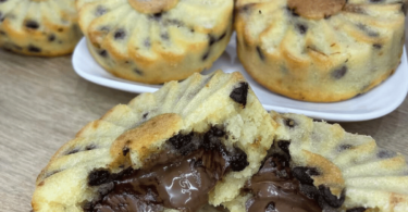 Mandises dorées et moelleuses, coupées pour dévoiler un cœur au chocolat fondant.