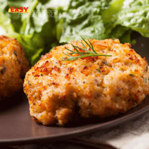 Crab cakes dorés et croustillants servis avec du citron et une sauce rémoulade.