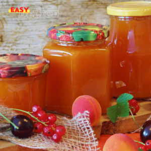 Pot de confiture maison sans sucre, entouré de fruits frais.