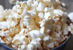 Popcorn doré et croustillant, prêt à être dégusté dans un grand bol.