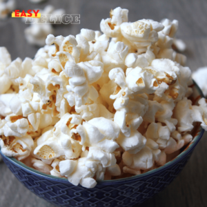 Popcorn doré et croustillant, prêt à être dégusté dans un grand bol.