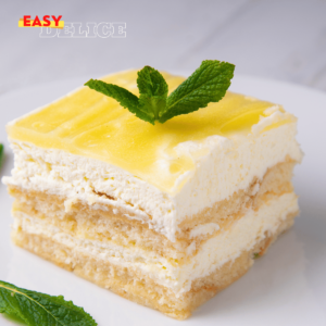 Un lemon tiramisu au lemon curd présenté dans un plat élégant, garni de zestes de citron et d'une couche crémeuse.