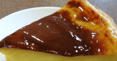 Flan au yaourt doré et moelleux, servi en parts dans une assiette.