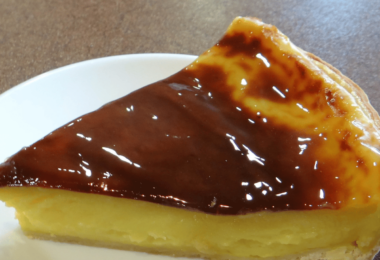 Flan au yaourt doré et moelleux, servi en parts dans une assiette.