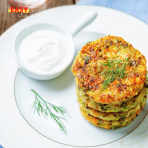 Galettes à l’orge dorées et accompagnées de légumes croquants, servies sur une assiette rustique.