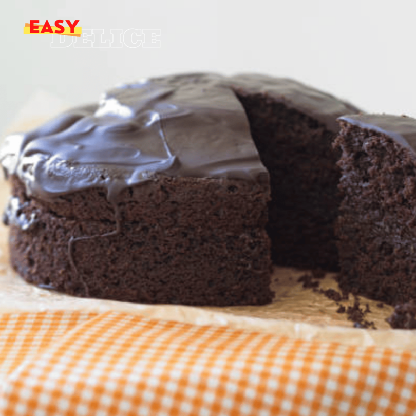 Un gâteau au chocolat sans sucre, moelleux et fondant, présenté avec une garniture de fruits rouges et une touche de cacao en poudre.