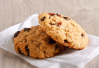 Cookies aux cranberries dorés et moelleux, servis sur une assiette pour un goûter sain.