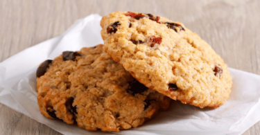 Cookies aux cranberries dorés et moelleux, servis sur une assiette pour un goûter sain.