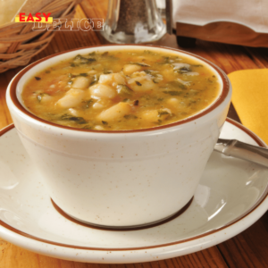 Soupe de haricots blancs au Cookeo, chaude et réconfortante, servie avec des herbes fraîches.