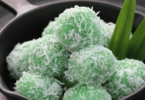 Klepon cakes verts garnis de noix de coco râpée, une douceur traditionnelle indonésienne.