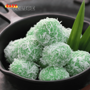 Klepon cakes verts garnis de noix de coco râpée, une douceur traditionnelle indonésienne.