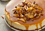 Cheesecake au caramel beurre salé, crémeux et gourmand, surmonté d’un nappage onctueux.