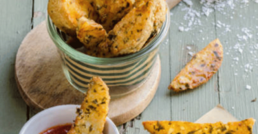 Potato wedges dorés et croustillants au parmesan, servis avec une sauce dip