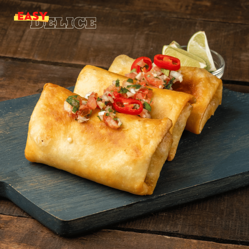 Chimichanga dorée et croustillante, garnie de salsa et de crème fraîche.