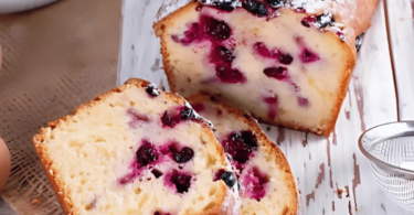 Quatre-quarts aux mûres moelleux avec des fruits juteux intégrés.