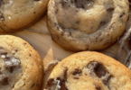 Cookies moelleux au chocolat avec des pépites fondantes et une pincée de fleur de sel.