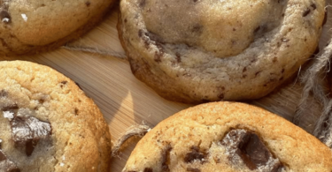 Cookies moelleux au chocolat avec des pépites fondantes et une pincée de fleur de sel.